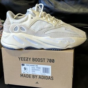 Adidas Yeezy Boost 700